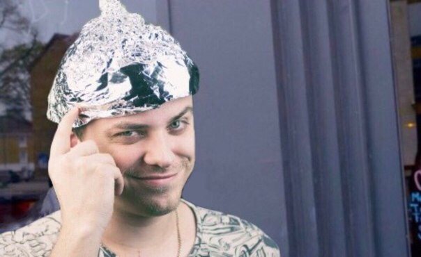 Человек в шапке из фольги