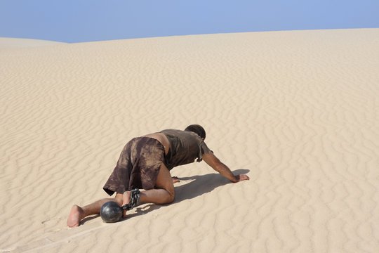 Ползет в пустыне