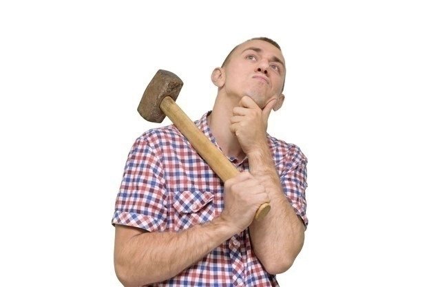 Человек с кувалдой