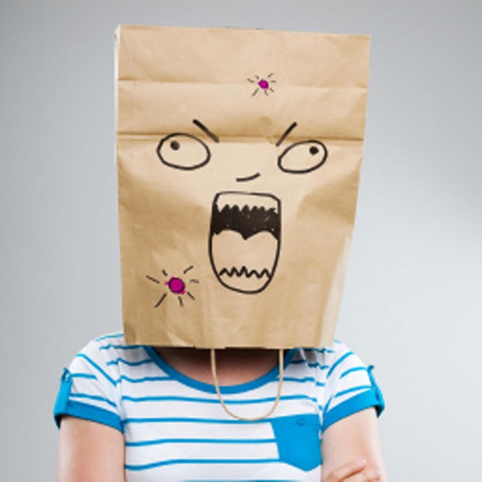 Чел с бумажным пакетом на голове