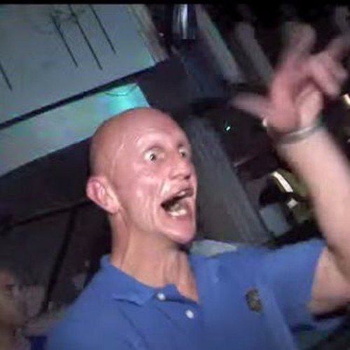 Лысый мужик танцует