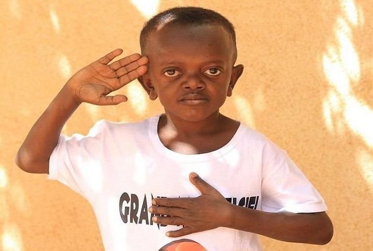 Маленький черный мальчик