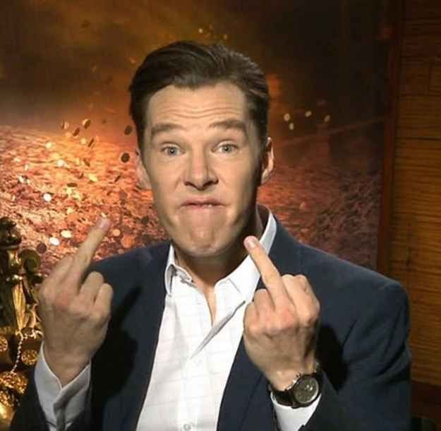 Человек показывает средний палец