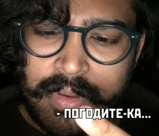 Мужчина считает на пальцах