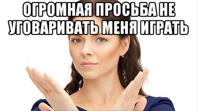 Женщина показывает крест