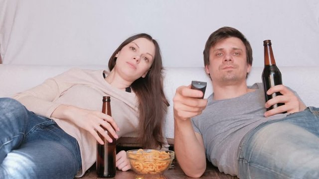 Парень и девушка с пивом