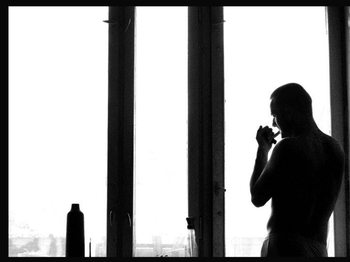 Мужчина у окна