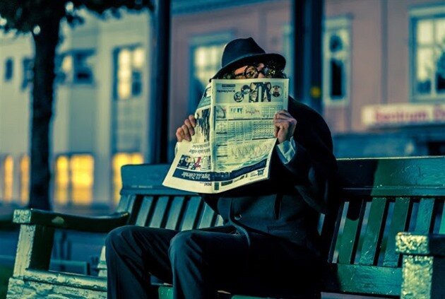 Следит с газетой