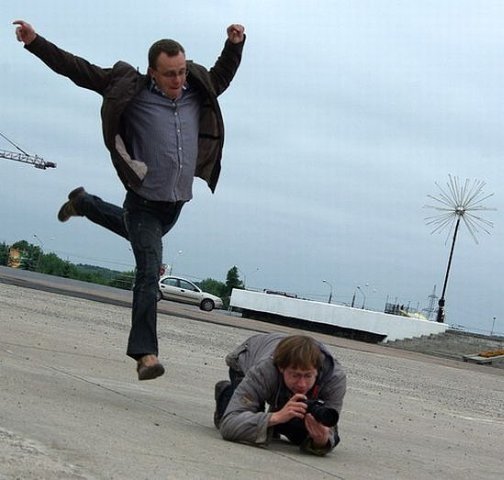 Человек бьёт другого человека