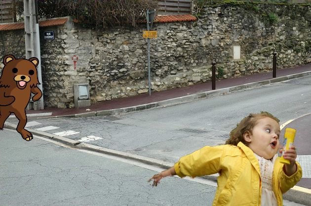 Девочка бежит от ПЕДОБИРА