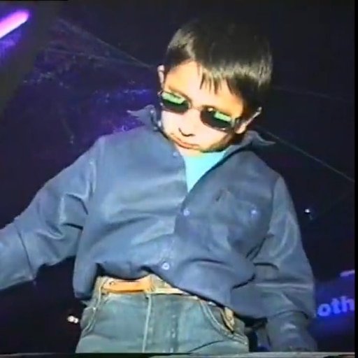 Мальчик в клубе в очках