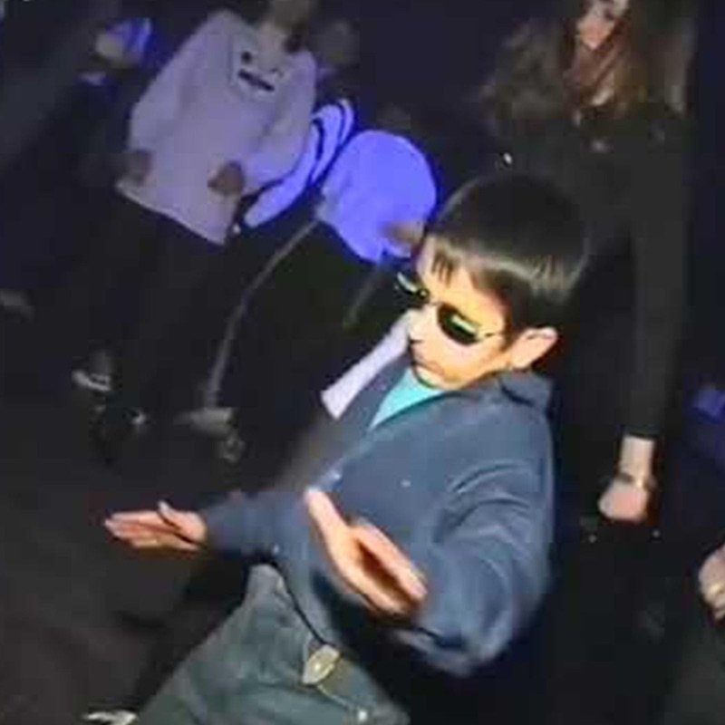 Маленький мальчик в клубе