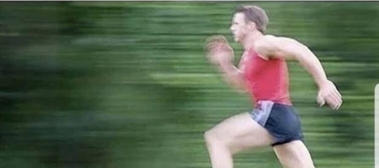 Быстро бежит