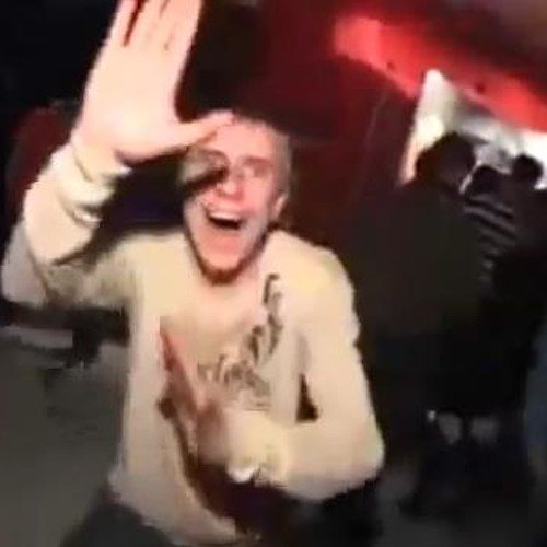 Парень танцует в клубе Мем