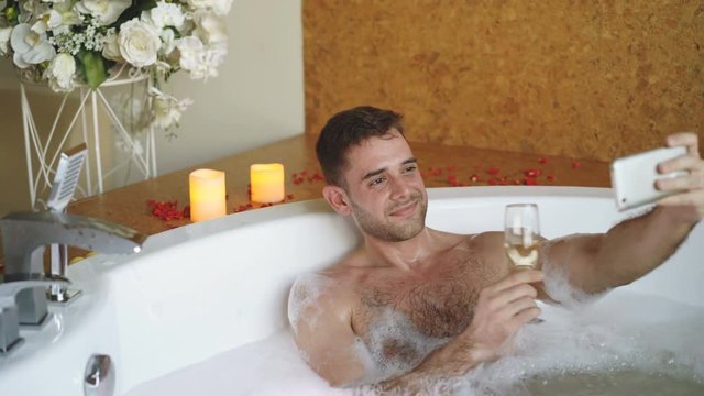 Мужчина в ванной с шампанским