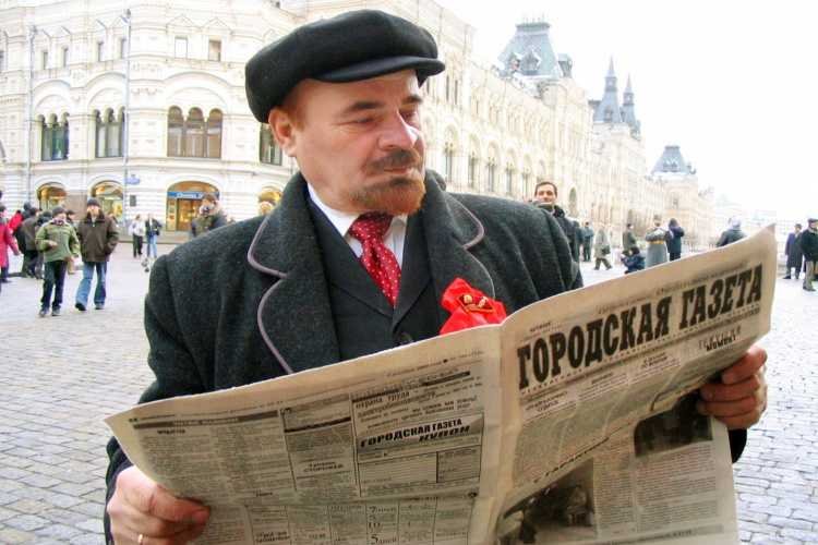 Дед с газетой