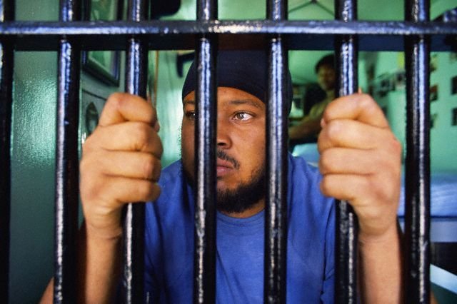 Негр за решеткой