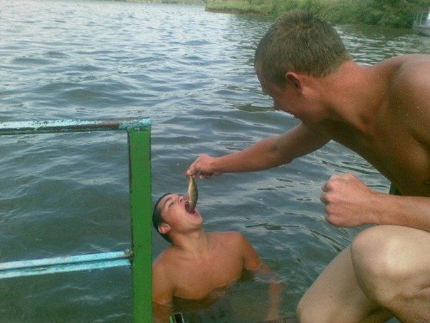 Мужик держит рыбу каплю