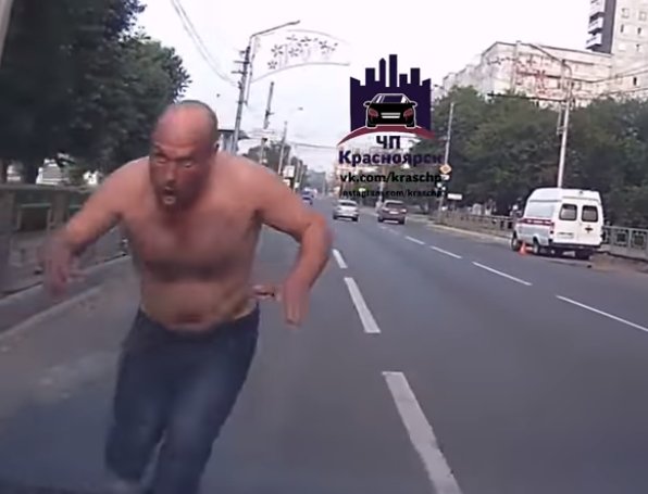 Лысый мужчина на улице