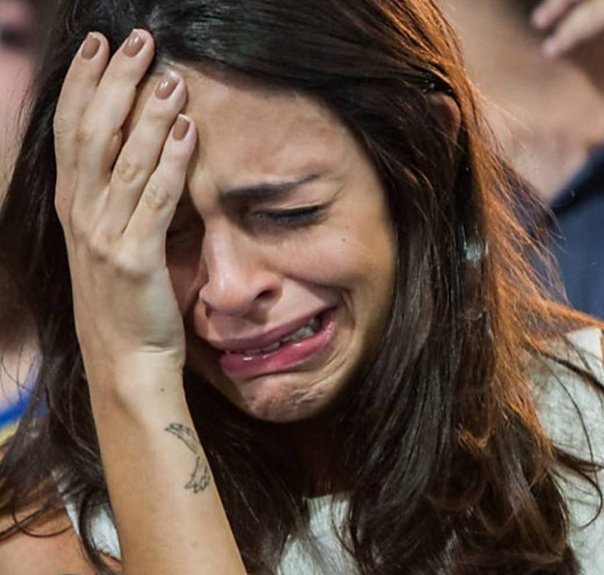 Девушка рыдает