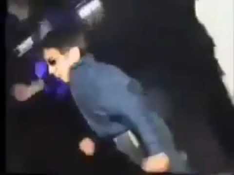 Пацан танцует в клубе в очках