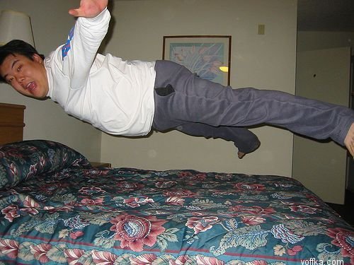 Человек падает на кровать