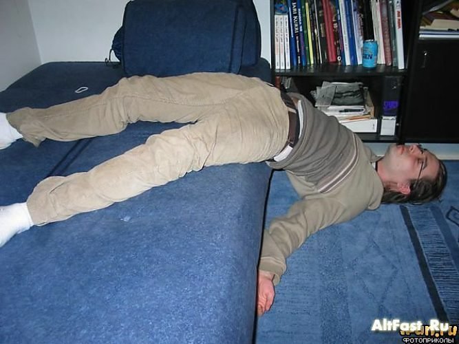 Мужик падает с кровати