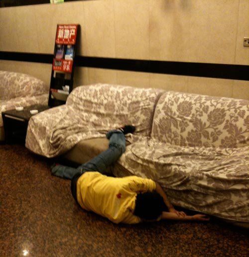 Человек на диване