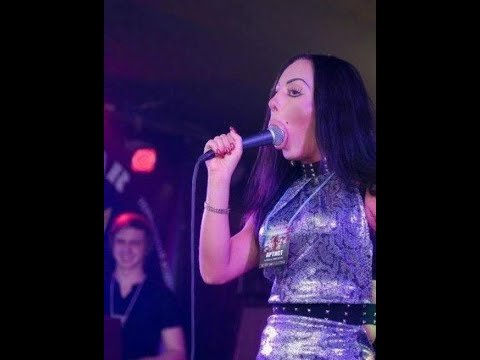 Глотает микрофон