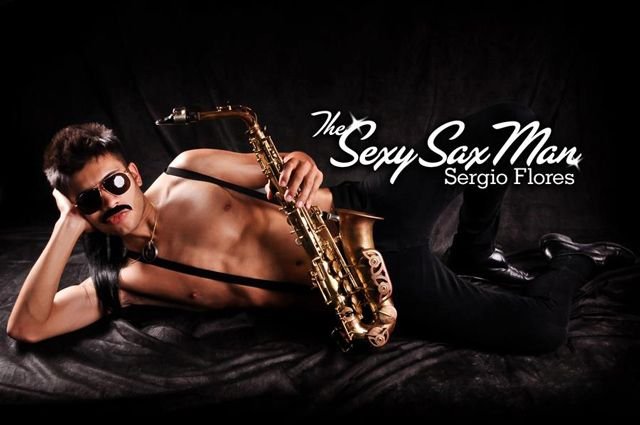 Фотосессия с саксофоном в студии