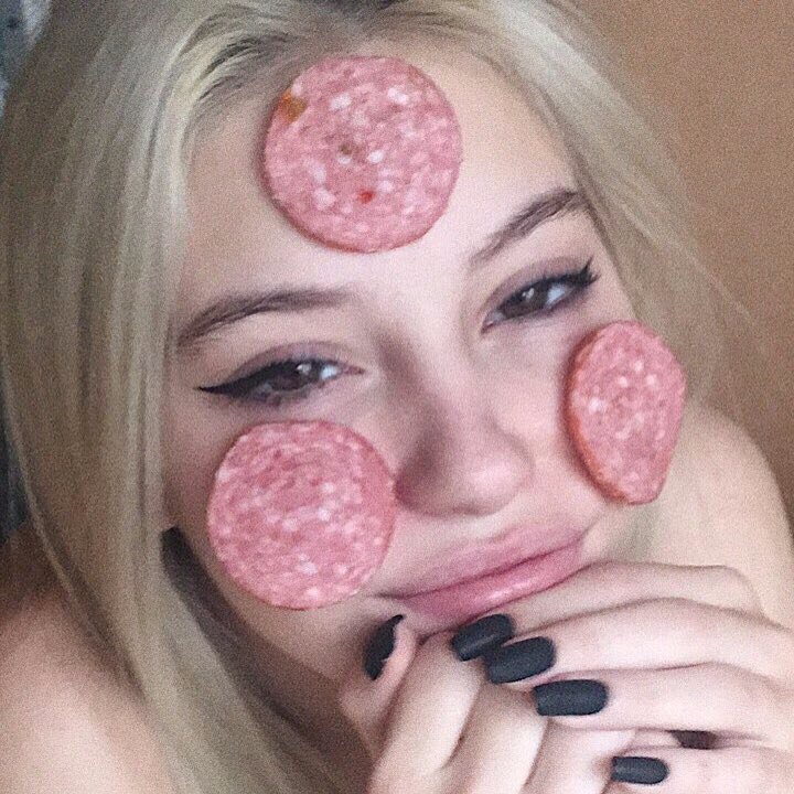 Женщина с колбасой на глазах