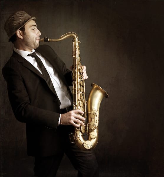 Человек играющий на саксофоне