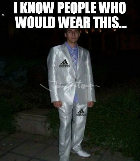 Мужик в белом костюме адидас