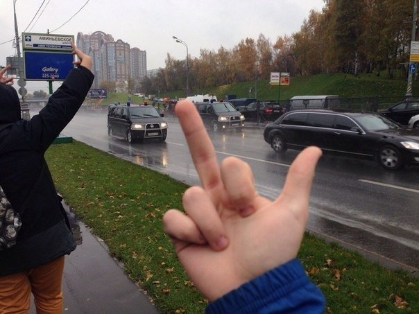 Человек показывает фак