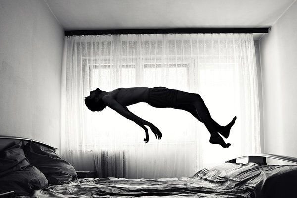 Левитирует над кроватью