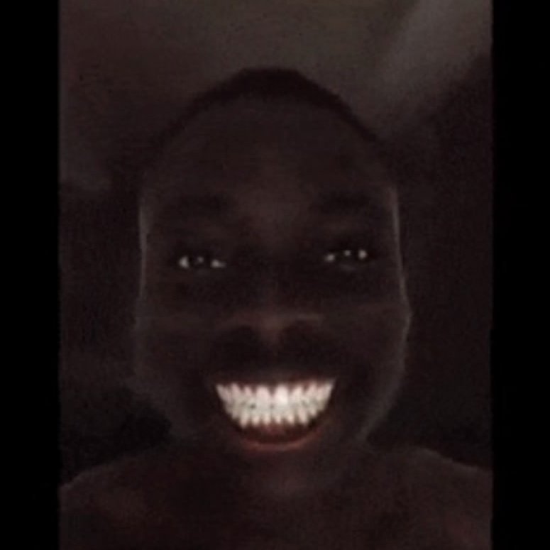 Негр улыбается