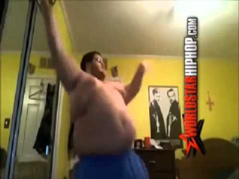 Толстяк танцует стриптиз