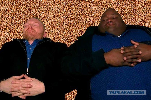 Афроамериканец лежит на деньгах