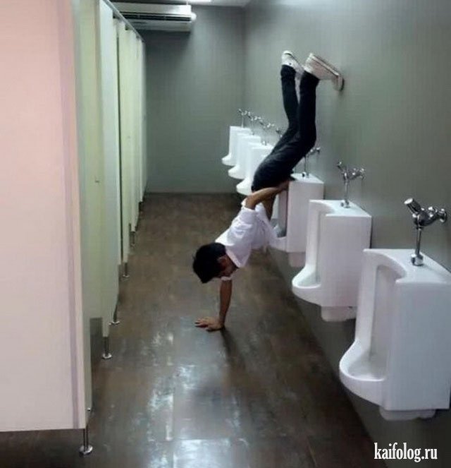 Человек бежит в туалет