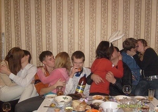 Одинокий человек на вечеринке