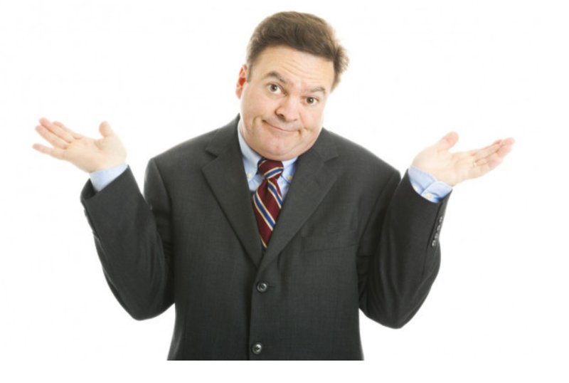 Человек пожимает плечами