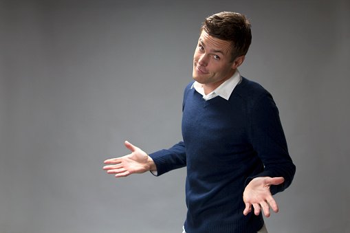 Парень жмет плечами