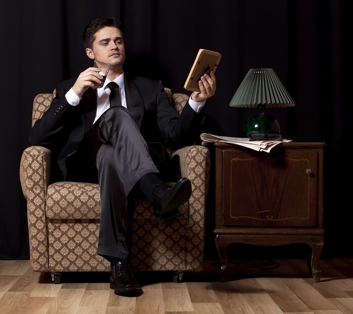 Мужчина в кресле