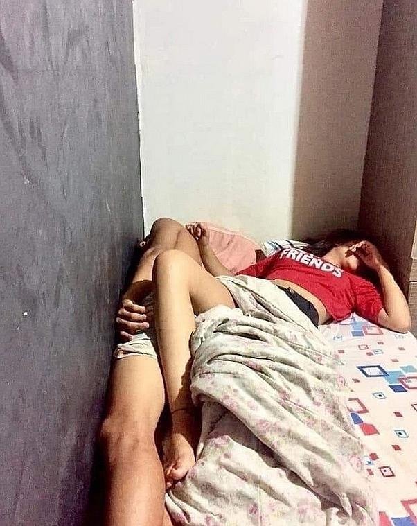 Девушка в кровати смешные