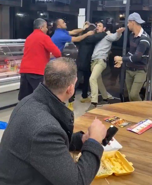 Два мужика быстро дерутся