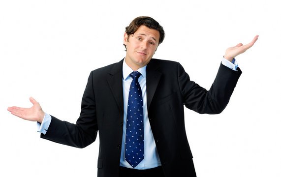 Человек прижимает плечами