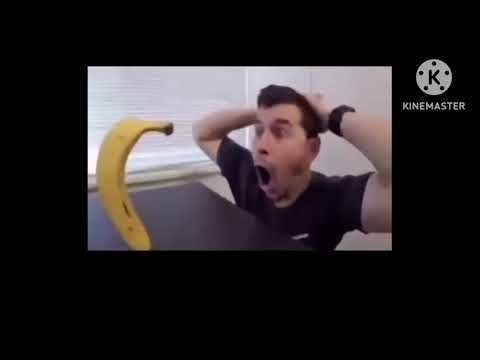 Мужик смотрит на банан и удивляется Мем