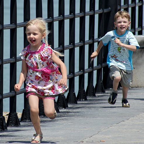 Дети во дворе в догонялки