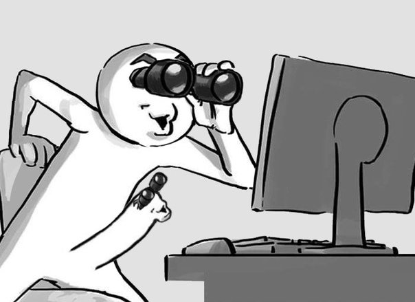 Чел с биноклем у монитора