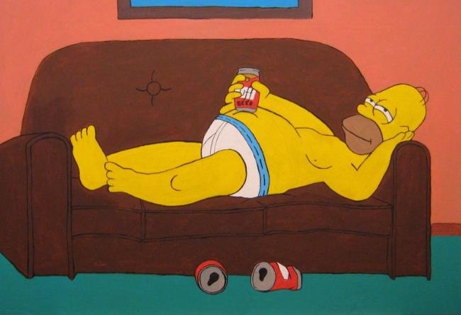 Человек сидит на диване